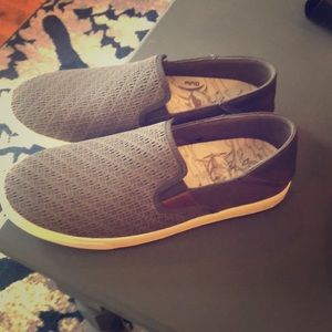 Brand new men’s Olukais